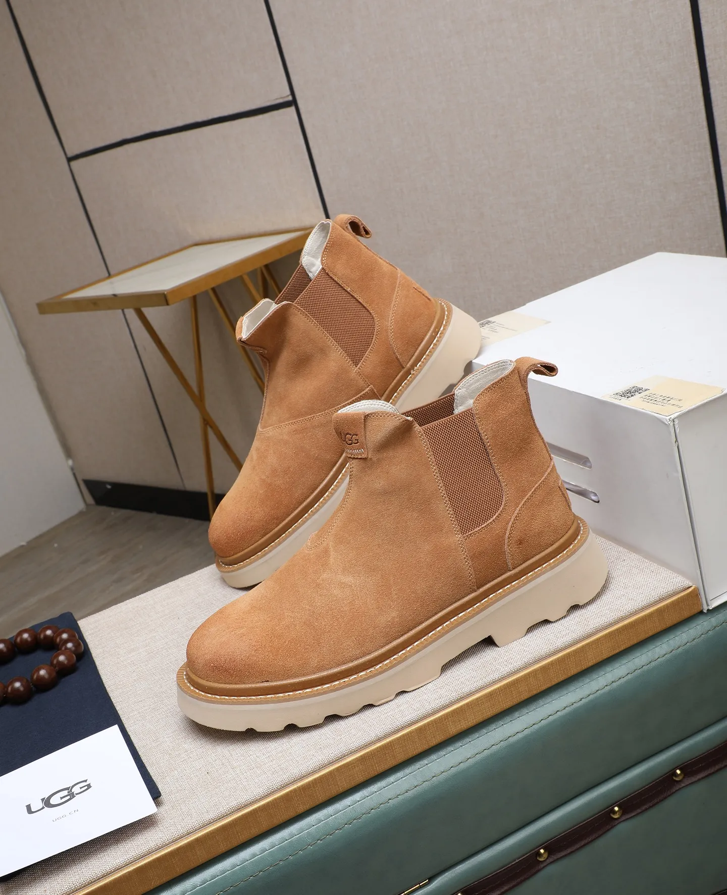 Men's shoes 💰640 (full genuine wool lining, 10% off for fake ones) Please pay attention to the quality of the original item and compare the thickness of the wool 🏮🏮 Popular UGG men's shoes from Australia's warm luxury brand, the official website is synchronized, Beckham men's style..., made of imported first-layer waxed cowhide, waxed toe cap, Australian real wool velvet lining Carefully sewn...Imported rubber Martin boots outsole (comfortable, soft, wear-resistant) The quality is really great...Exquisite workmanship, you won't be able to put it down at first sight, size 39-44 (customized in 45)
